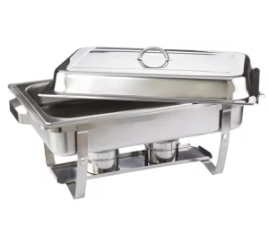 Le DECORATION BUFFET AMBIANCE ANTILLAISE est un chafing dish en acier inoxydable avec un couvercle légèrement ouvert, une casserole rectangulaire et des porte-combustibles en dessous, idéal pour maintenir les aliments au chaud lors d'événements ou de buffets.